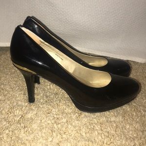 Tahari black patent leather pump size 7 w/ gold